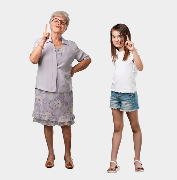 全身体的老太太和她的孙女显示头号 计数的符号 数学的概念 自信和开朗 — 图库照片