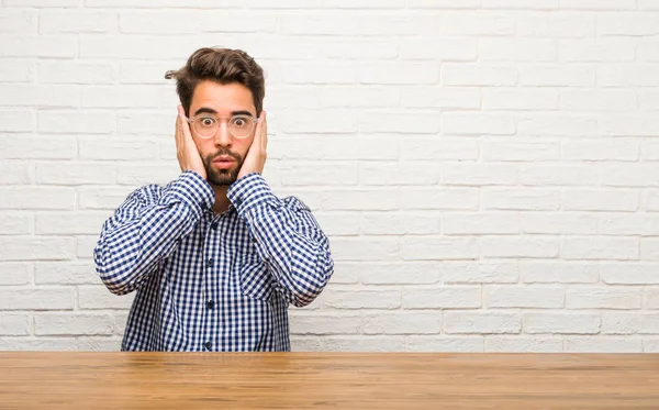 Joven Hombre Caucásico Sentado Cubriendo Los Oídos Con Las Manos — Foto de Stock