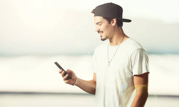 Joven Rapero Hombre Feliz Relajado Tocando Móvil Utilizando Internet Las — Foto de Stock