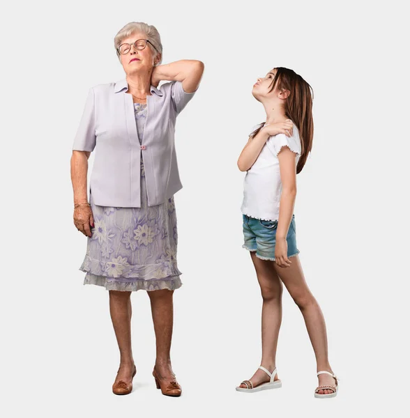 Ganzkörper Einer Älteren Dame Und Ihrer Enkelin Mit Rückenschmerzen Aufgrund — Stockfoto