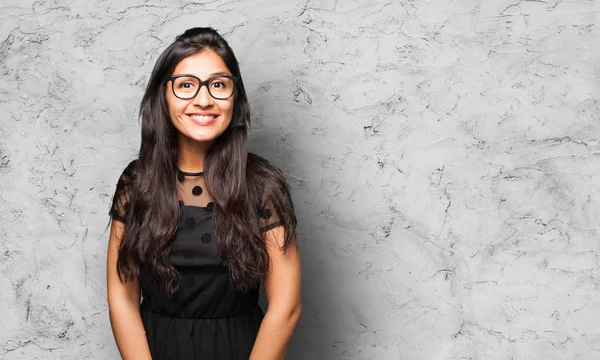 Gelukkig Latijns Vrouw Grijze Achtergrond — Stockfoto