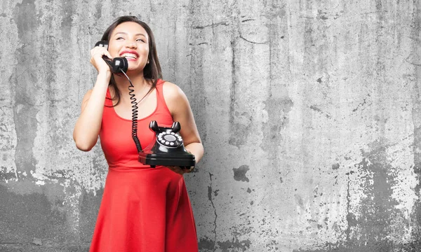 Aziatische Vrouw Rode Jurk Praten Telefoon Tegen Grijs Grunge Achtergrond — Stockfoto