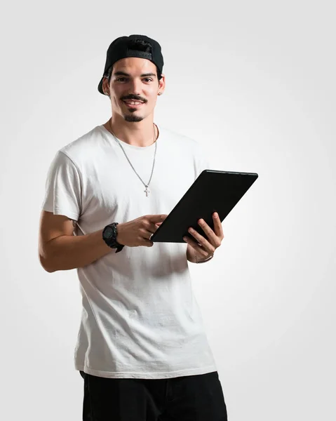 Genç Rapçi Adam Gülümseyen Kendinden Emin Bir Tablet Için Kullanarak — Stok fotoğraf