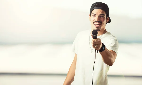 Jovem Rapper Homem Feliz Motivado Cantando Uma Música Com Microfone — Fotografia de Stock