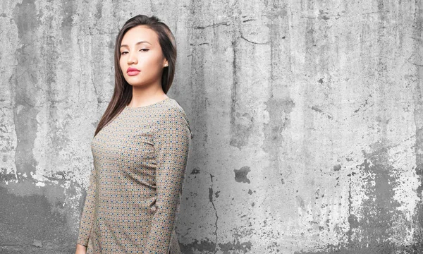 Mujer Asiática Posando Sobre Gris Grunge Fondo — Foto de Stock