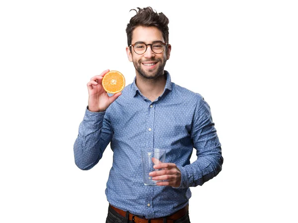 Ung Man Innehar Apelsin Och Ett Glas Isolerade Vit Bakgrund — Stockfoto