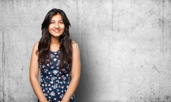 Gelukkig Latijns Vrouw Grijze Achtergrond — Stockfoto