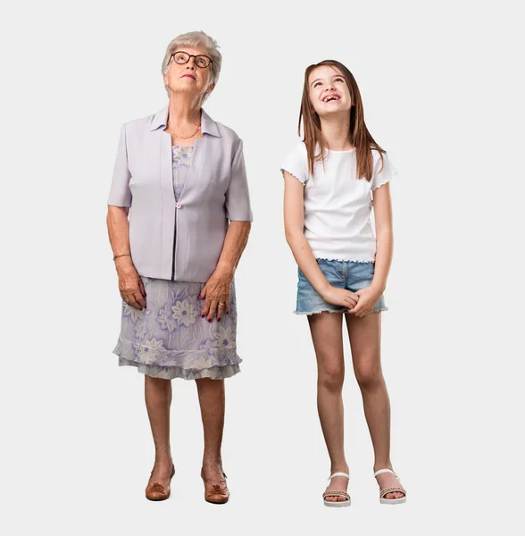 Full Body Elderly Lady Her Granddaughter Looking Thinking Something Fun — Stock Photo, Image