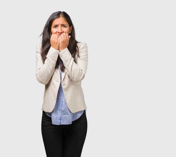 Joven Negocio India Mujer Mordiendo Clavos — Foto de Stock