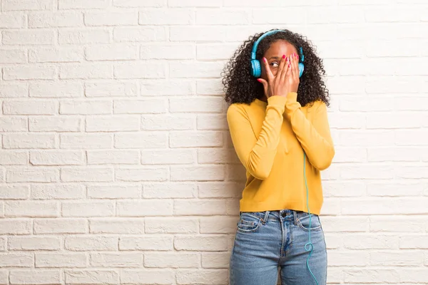 Jovem Negra Fones Ouvido Sente Preocupada Assustada Olhando Cobrindo Cara — Fotografia de Stock