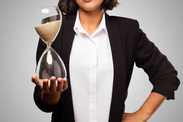 Latin Business Kvinna Håller Sand Timer — Stockfoto