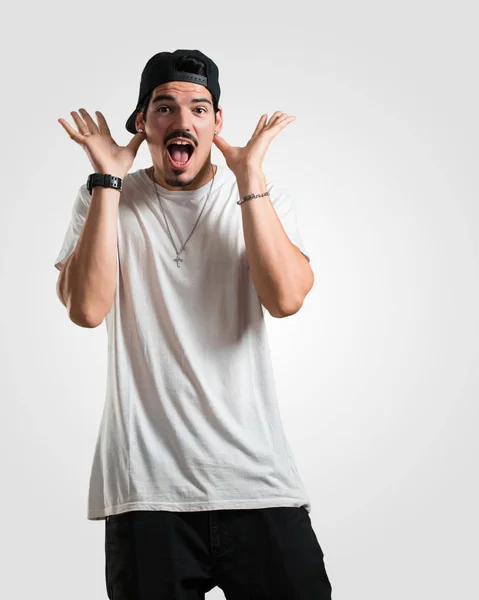 Jovem Rapper Homem Louco Desesperado Gritando Fora Controle Engraçado Lunático — Fotografia de Stock