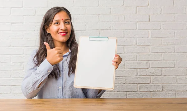 Ung Indisk Kvinna Glad Och Upphetsad Leende Och Höja Tummen — Stockfoto