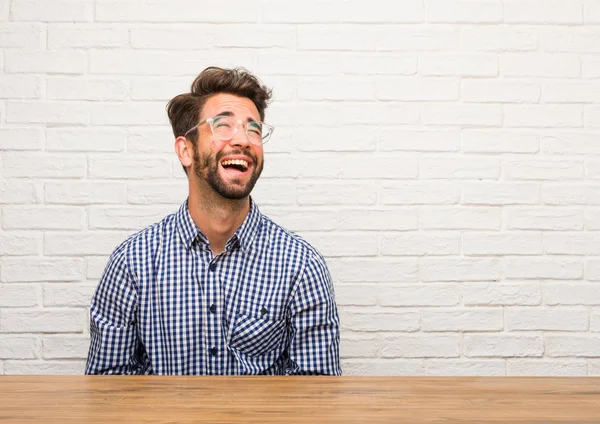 Junger Kaukasischer Mann Lacht Und Hat Spaß — Stockfoto