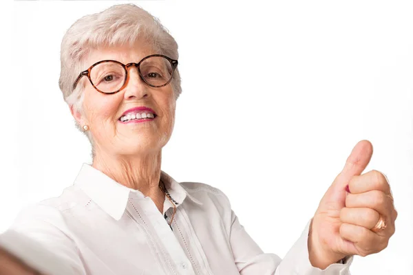 Mujer Mayor Cuerpo Completo Sonriendo Feliz Tomando Una Selfie Sosteniendo — Foto de Stock