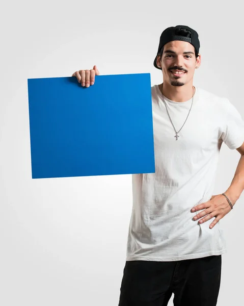 Junger Rapper Fröhlich Und Motiviert Zeigt Ein Leeres Plakat Auf — Stockfoto