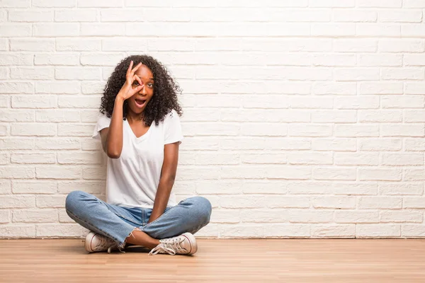 Young Black Woman Sitting Wooden Floor Cheerful Confident Doing Gesture — Stock Photo, Image