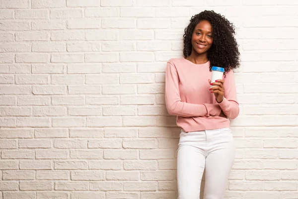 Jeune Femme Noire Avec Tasse Café Jetable Joyeuse Contre Mur — Photo