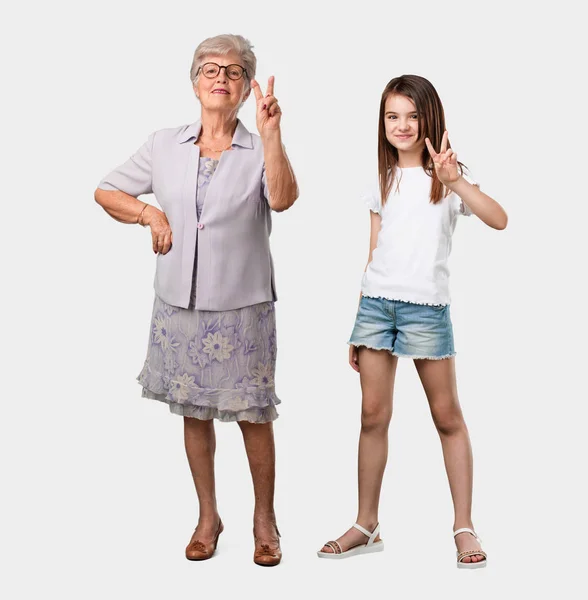 全身体的老太太和她的孙女显示第二 计数的符号 数学的概念 自信和开朗 — 图库照片