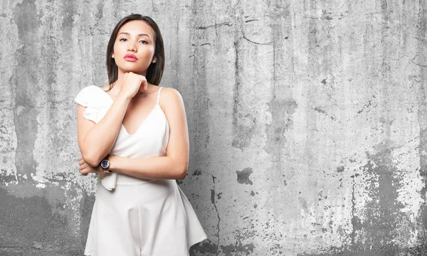 Mujer Asiática Vestido Blanco Posando Sobre Gris Grunge Fondo — Foto de Stock