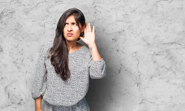 Latin Woman Listening Grey Background — Stock Photo, Image