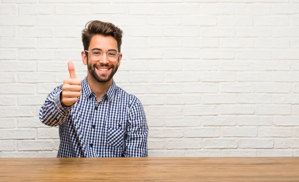 Junger Kaukasischer Mann Sitzt Fröhlich Und Aufgeregt Lächelt Und Hebt — Stockfoto