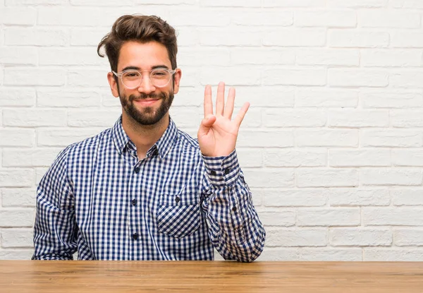 Junger Kaukasischer Mann Sitzt Und Zeigt Die Zahl Vier Symbol — Stockfoto