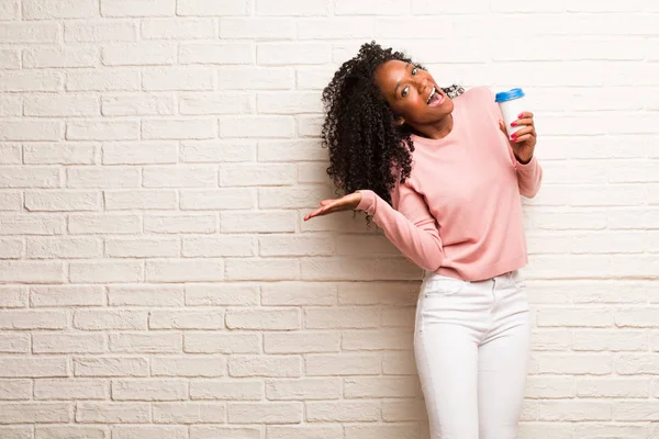 Jonge Zwarte Vrouw Met Wegwerp Koffie Kopje Gapend Springen Trots — Stockfoto