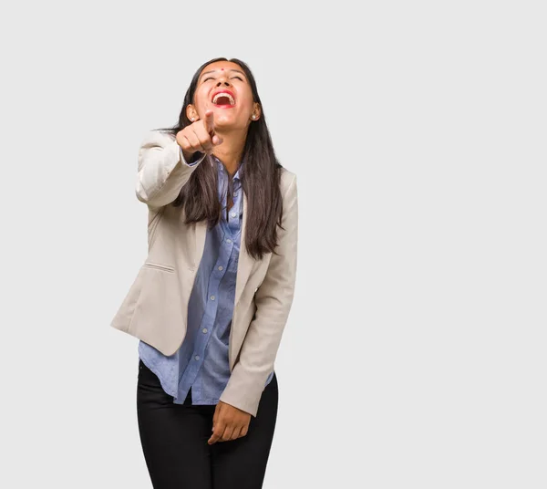 Jonge Indiase Zakenvrouw Lachen Maken Plezier Van Andere — Stockfoto