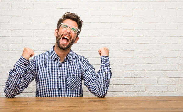 Ung Kaukasiska Man Sitter Mycket Glad Och Upphetsad Att Höja — Stockfoto