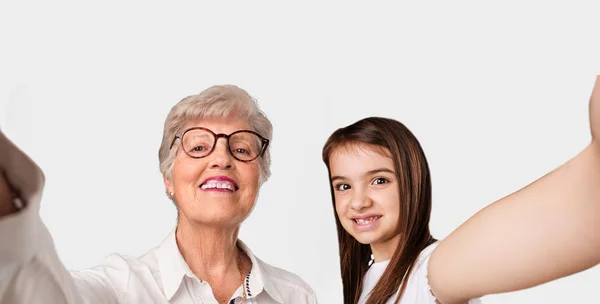 Cuerpo Completo Una Anciana Nieta Sonrientes Felices Tomando Selfie Sosteniendo — Foto de Stock