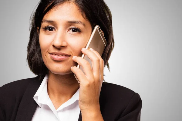 Latina Mulher Negócios Falando Telefone Móvel — Fotografia de Stock