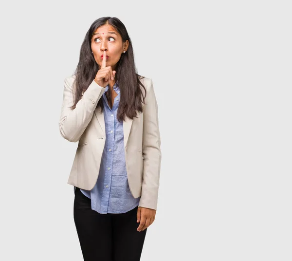 Unga Indiska Affärskvinna Att Hålla Hemliga Eller Frågar Efter Tystnad — Stockfoto