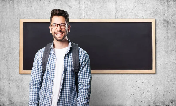 Joven Feliz Contra Pizarra Pared — Foto de Stock