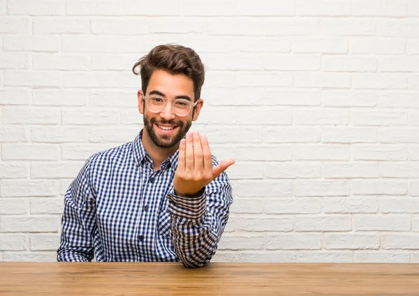 Joven Hombre Caucásico Sentado Invitando Venir Confiado Sonriente Haciendo Gesto — Foto de Stock