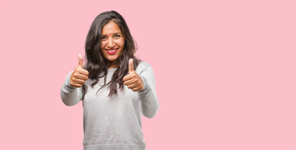 Portret Van Een Jonge Indiase Vrouw Glimlachend Gebaar Maken — Stockfoto