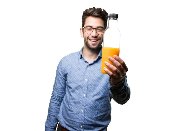 Joven Ofreciendo Una Botella Zumo Naranja Aislado Sobre Fondo Blanco — Foto de Stock