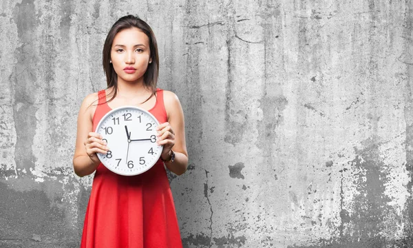 Asiatisk Kvinna Röd Klänning Håller Klocka Mot Grå Grunge Bakgrund — Stockfoto