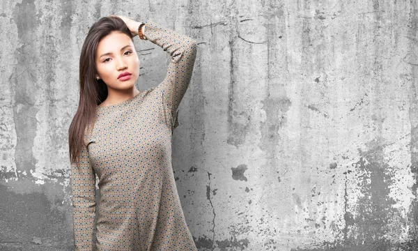 Mujer Asiática Posando Sobre Gris Grunge Fondo — Foto de Stock