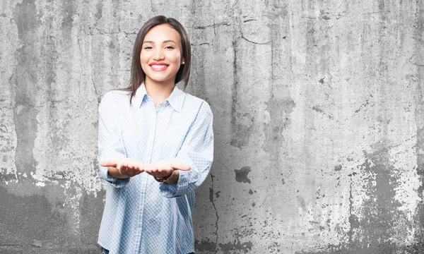 Asiatische Frau Die Etwas Hält — Stockfoto