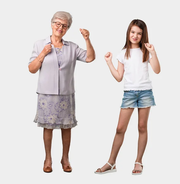 Ganzkörper Einer Älteren Dame Und Ihrer Enkelin Die Musik Hört — Stockfoto