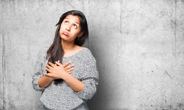 Triste Mulher Latina Fundo Cinza — Fotografia de Stock