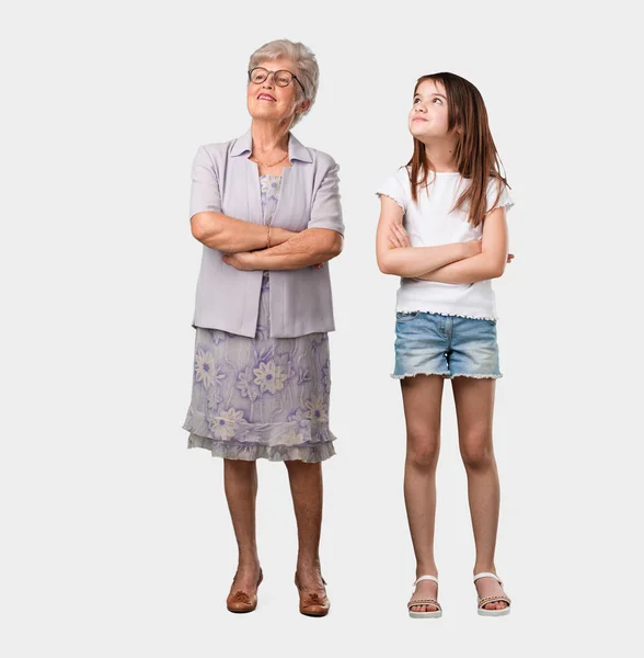 Corpo Pieno Una Signora Anziana Sua Nipote Guardando Alto Pensando — Foto Stock