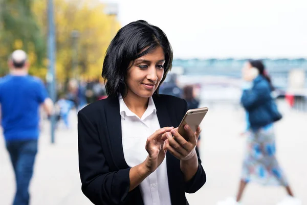 Latinské Obchodních Žena Mluvila Mobilním Telefonu — Stock fotografie