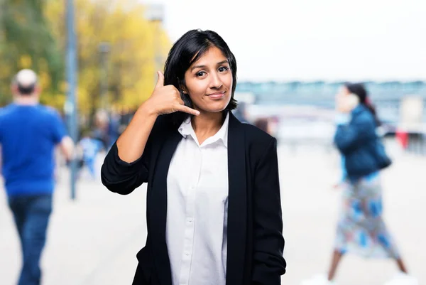 Latinské Obchodních Žena Dělá Telefon Gesto — Stock fotografie