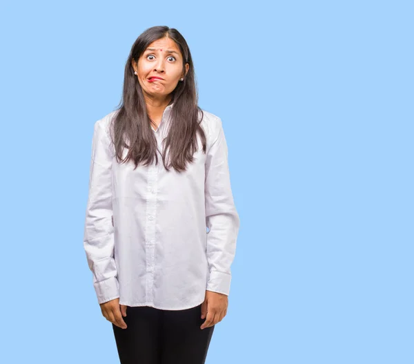 Porträtt Ung Indisk Kvinna Orolig Och Överväldigad — Stockfoto