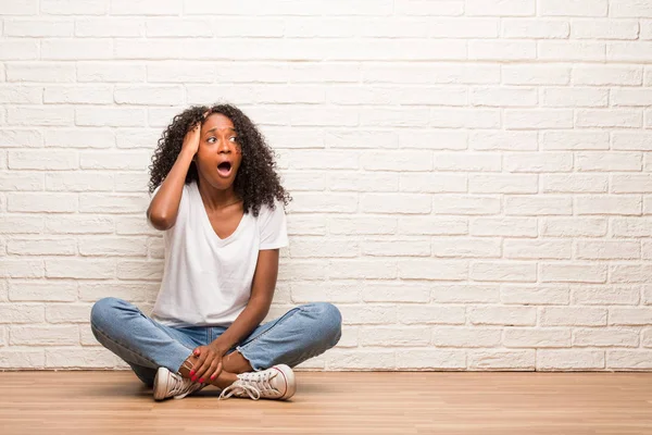 Νεαρή Μαύρη Γυναίκα Που Κάθεται Ένα Ξύλινο Πάτωμα Ανησυχούν Και — Φωτογραφία Αρχείου