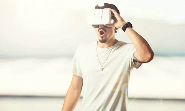 Jovem Rapper Homem Animado Entretido Brincando Com Óculos Realidade Virtual — Fotografia de Stock