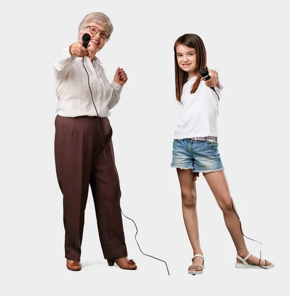 Corpo Inteiro Uma Senhora Idosa Sua Neta Feliz Motivada Cantando — Fotografia de Stock