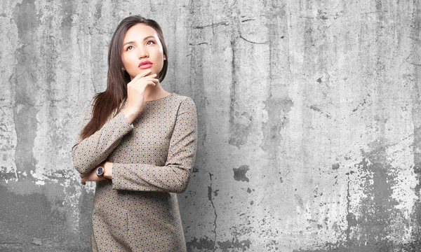 Asiatisk Kvinna Tänker Grå Grunge Bakgrund — Stockfoto